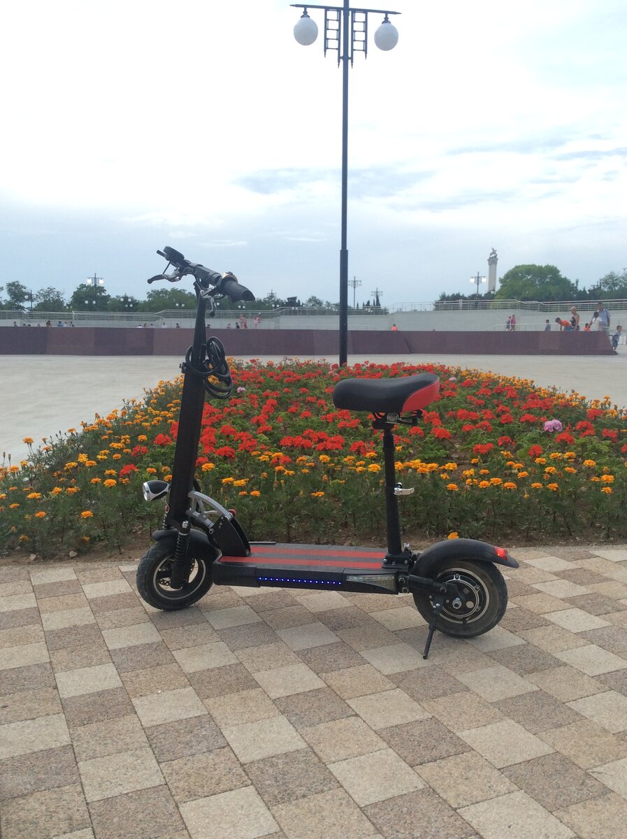 Ощущения очень неоднозначные после этого самоката.Если kugoo s2 - это повседневная тарахтелка в метро, g-booster - «пуля дорог»,то этот аппарат мягкий и плавный.Следует конечно же учесть,что мотор у этого «чуда» всего 500вт. И соответственно сам факт езды на скорости сильно зависит от веса райдера. Пришел он ко мне с поломкой - выключался при нагрузке.Заглянул во внутрь и снова столкнулся с «чудесами китайского производства».)))))Один из фазовых проводов двигателя обгорел и обуглился из-за того,что был плохо обжат(болтался в разъеме). Подпаял я этот провод.посадил в термоусадку и..... аппарат снова зашелестел)))))