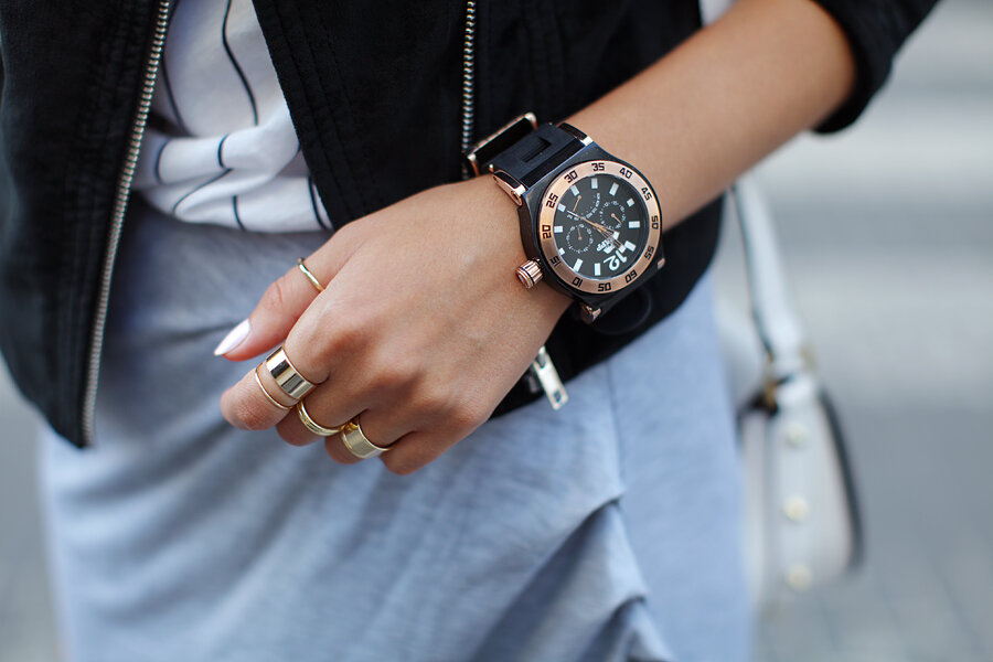 Фото часы на руке у девушки