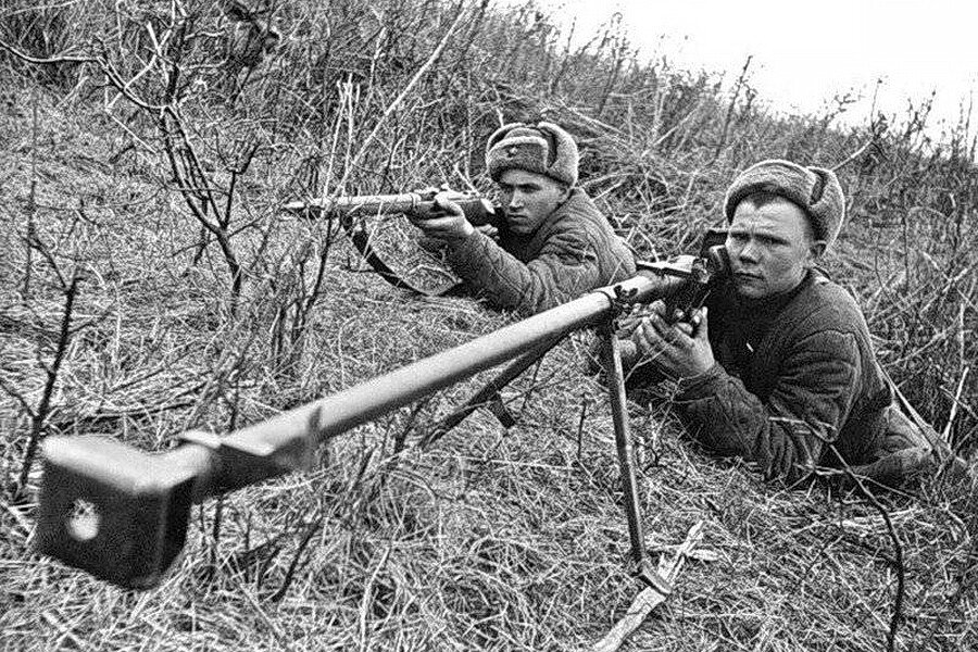 Расчёт ПТР  в бою. Источник сайт ruspekh.ru