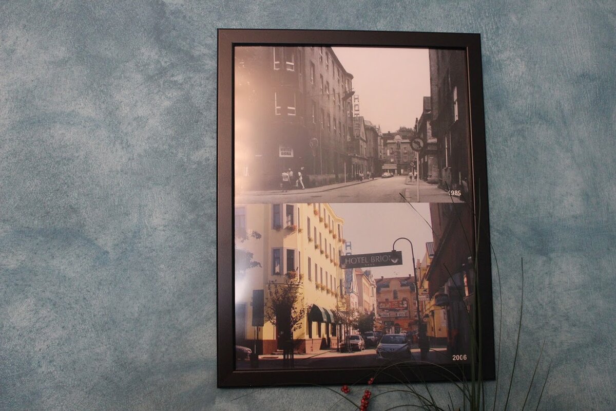 Фото улицы, где расположен отель, в холле гостиницы. Было - стало.