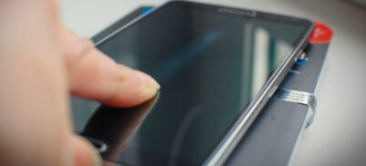 Что делать, если отклеивается защитное стекло на телефоне? | Журнал ...