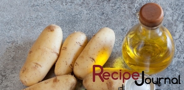 Картофель моем и чистим.