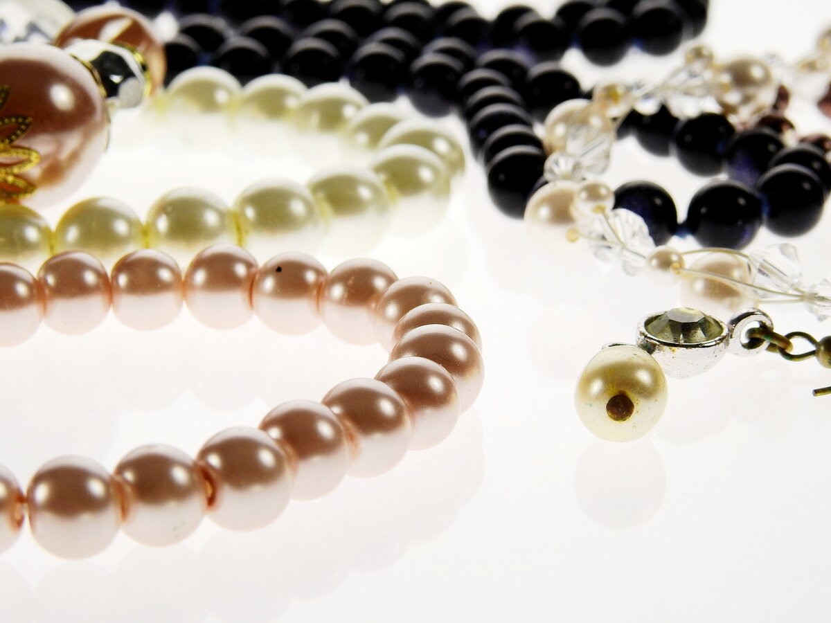https://pixabay.com/get/57e6d64b435bab14f6d1867dda6d367d1c3adae251506c4870287ad09344c358bc/jewellery-1638997_1920.jpg