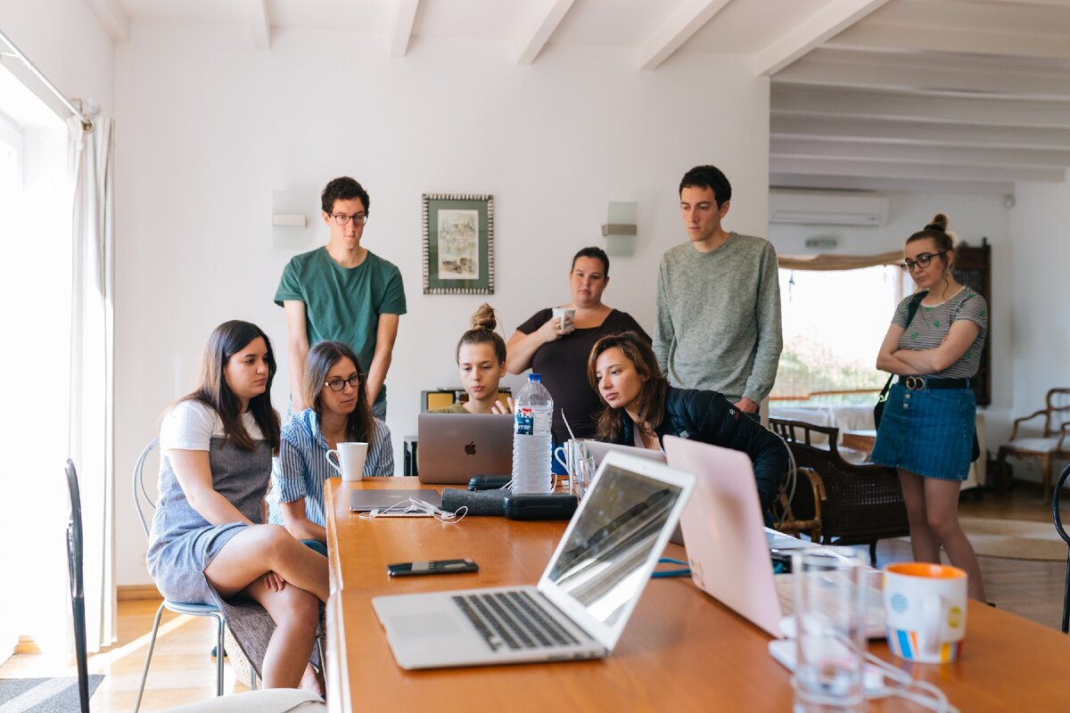 Источник: https://www.pexels.com/photo/group-of-people-watching-on-laptop-1595385/