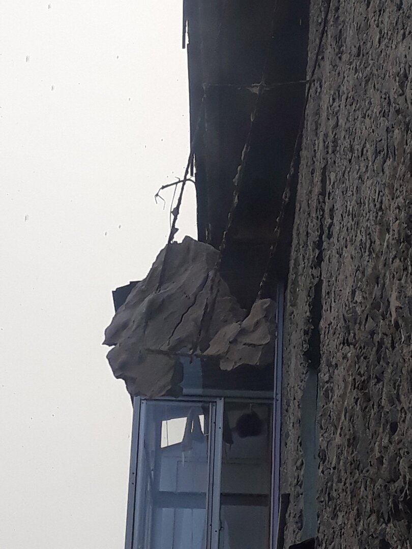 опасный такой кусок свисает (фото мое)