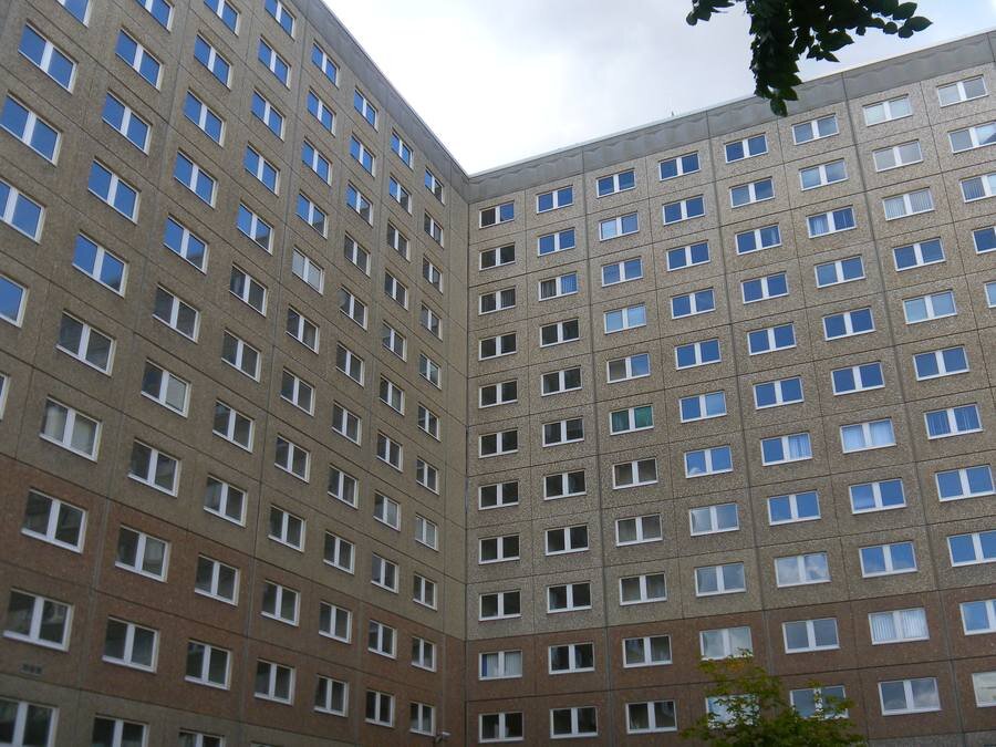 Главное здание окружают вот такие корпуса