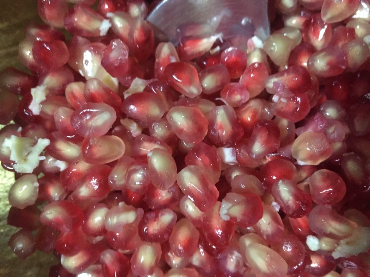 очень хотелось гранатового сока, но дорогой, поэтому взяла один гранат. он оказался ооооочень вкусным!!