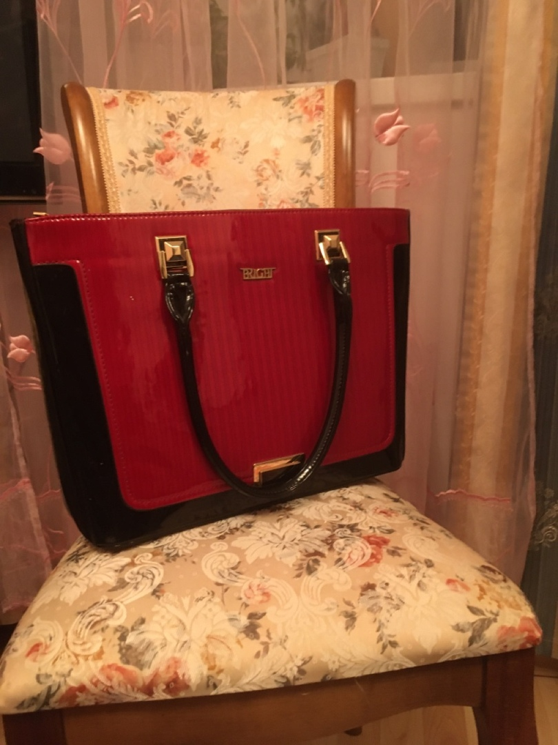  Eine groβe schwarzrote Tasche  