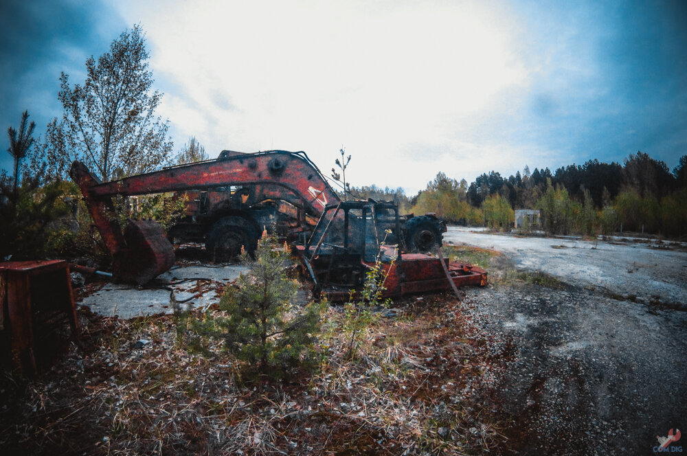 Залезли в действующий гараж Чернобыльсервиса! Тут стоят машины которые отмывали Припять!