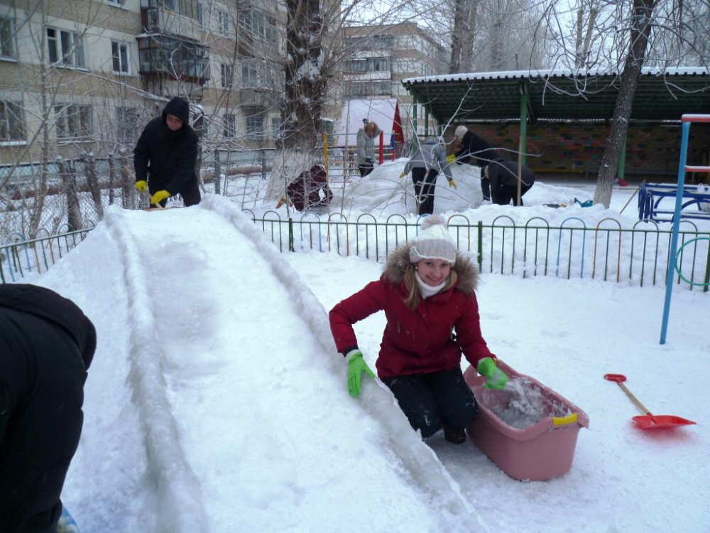 Строим детскую горку на даче