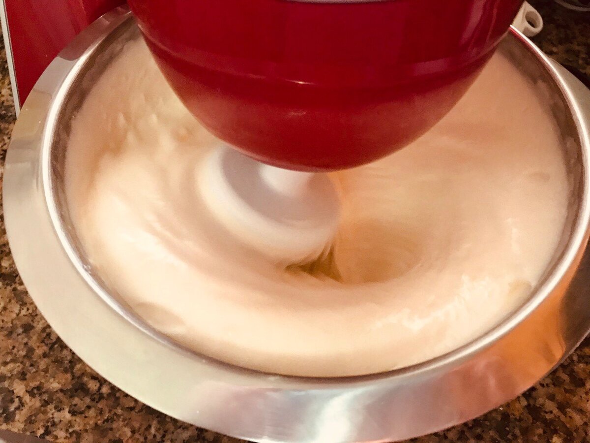 Взбиваем до получения нежной, воздушной кремовой текстуры.