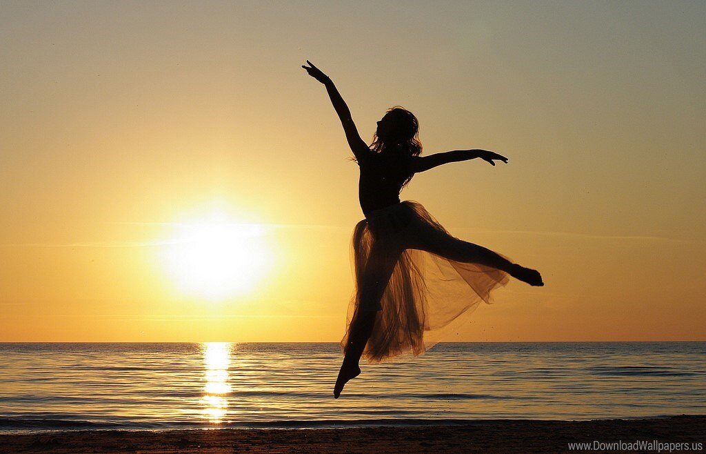 Пляшущие моря. Девочка Танцующая у моря. Танцы для карты желаний. Девушка танцует у моря. Танец солнца.