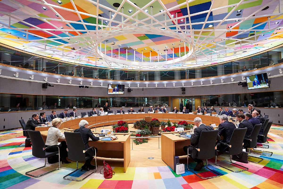 Саммит ЕС 13 декабря 2019. Фото ЕС. https://newsroom.consilium.europa.eu/events/20191213-european-council-december-2019-day-2/european-council-roundtable-euro-summit-13-12-19-bruxelles-13-12-19/97094