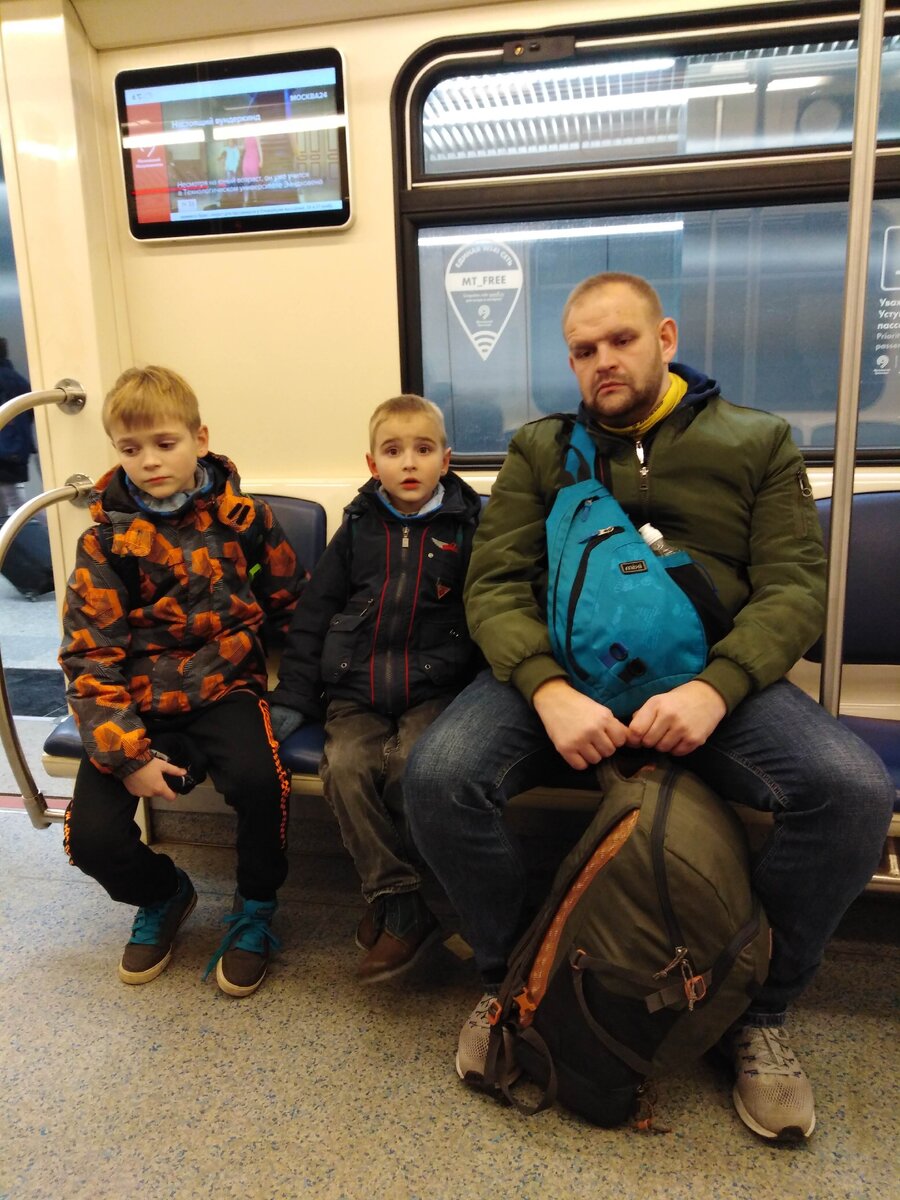 Спешим в аэропорт Внуково. До него, кстати, ходит 32-й автобус от метро Рассказовка.