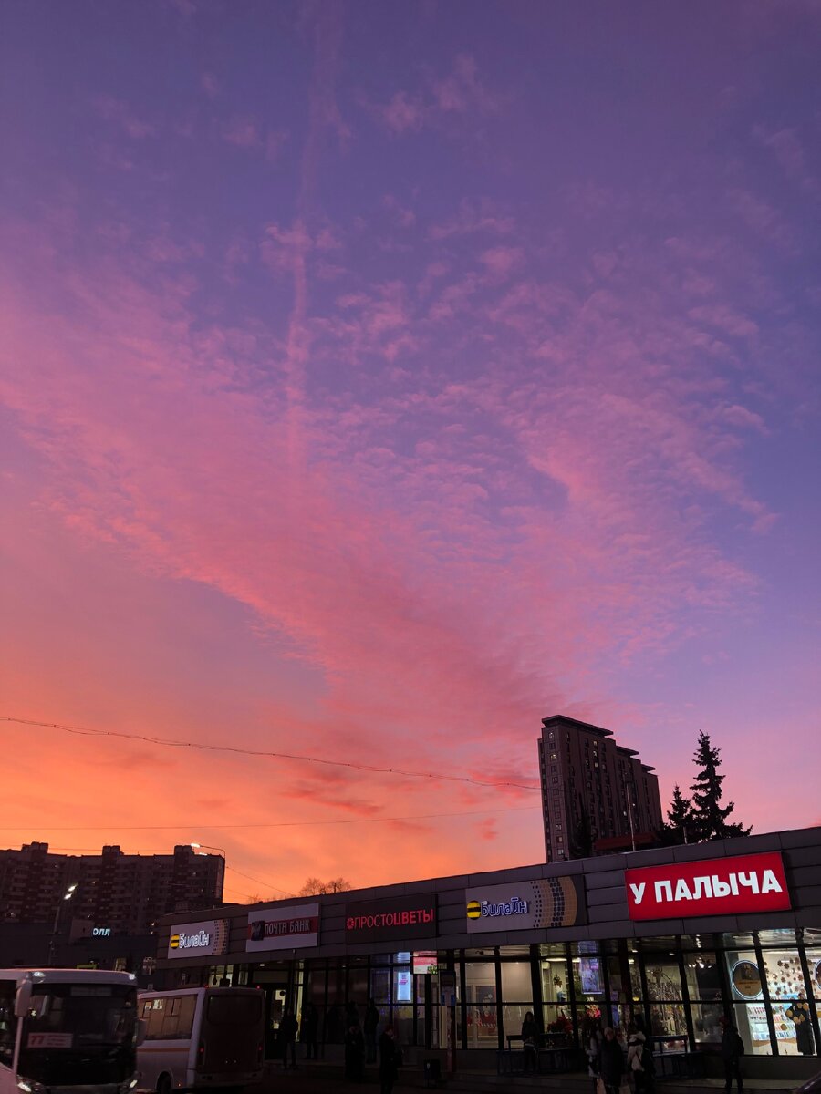 Пример: Мягкие лучи озаряют каждый уголок города, наполняя воздух бархатным дыханием.