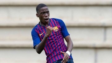 Фото: fcbarcelona.comВ августе 2018 года молодёжная команда «Реала» до 19 лет отправились в Сан-Поль-де-Мар, приморский каталонский городок, где было решено провести предсезонку. Тут «сливочные» (ожидаемо) столкнулись с «Барселоной» и (уже не так ожидаемо) потерпели сокрушительное поражение со счётом 5:0. Главным обидчиком выступал 15-летний мальчуган, который был на несколько лет младше своих соперников. Его имя – Илайш Мориба.
