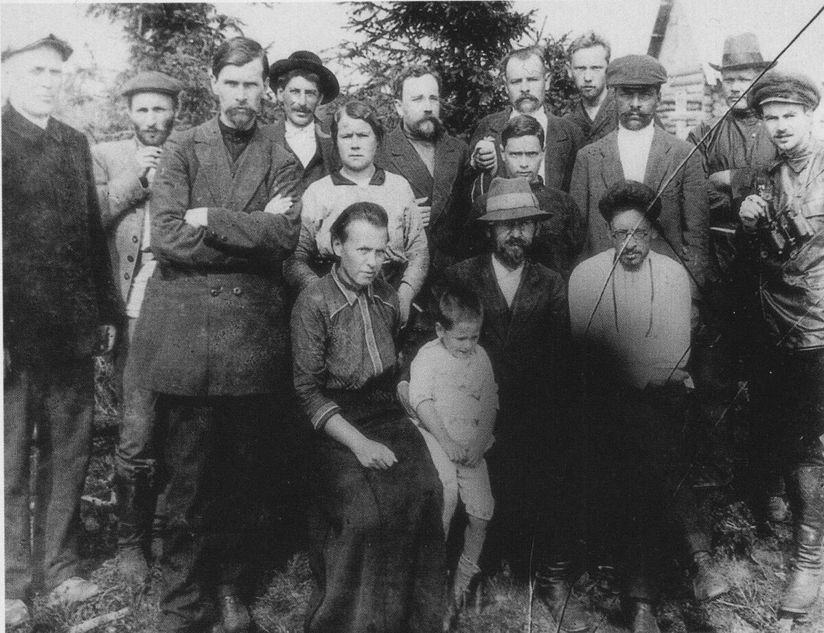 Лето 1915 года, село Туруханск. Я и группа ссыльных большевиков.