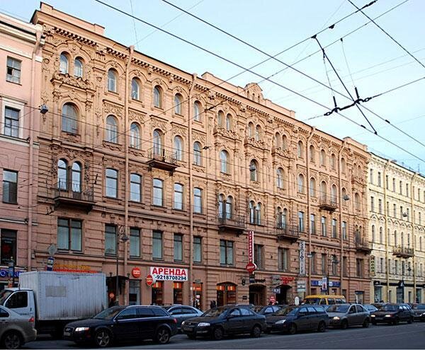 Через арку дома по адресу Литейный пр., 61 можно пройти во двор граффити