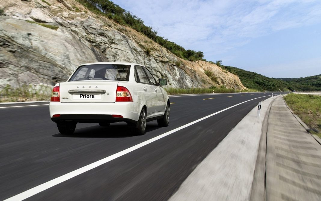 Капот обновленной Лады Приоры 2019 немного изменил форму. На нем появились небольшие возвышения. В отличие от предыдущей модели, они проходят не только по центральной части, но и по бокам. Традиционный вид имеет решетка радиатора. Тольяттинские производители решили, что привычный для всех трапецевидный вариант – станет неизменным элементом, опознавательным знаком марки. Крупная сетка позволяет эффективно циркулировать воздух, охлаждая внутренности.