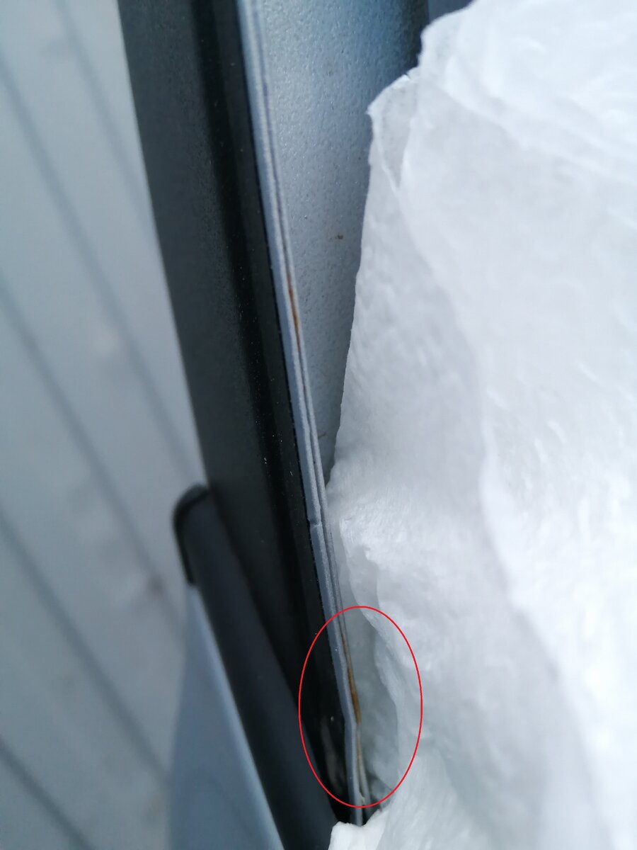 Такое присутствует на всех дверях.