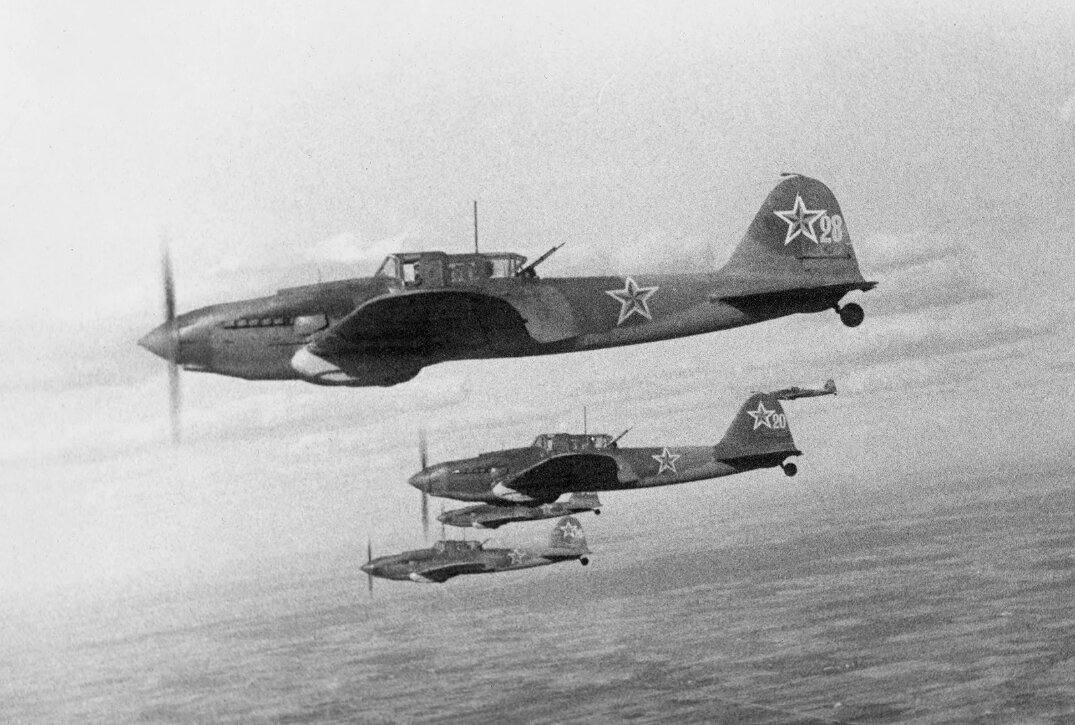 "Летающие танки" Ил-2 конструкторского гения С. Ильюшина. Эти советские штурмовики принимали участие в боях на всех театрах военных действий Великой Отечественной войны, а также в Советско-японской войне. Самый массовый боевой самолёт в истории авиации (было выпущено более 36 тысяч штук)