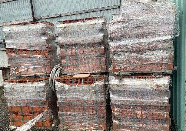 Такой кирпич могут легко продать как лицевой, ведь ложок и тычки гладкие