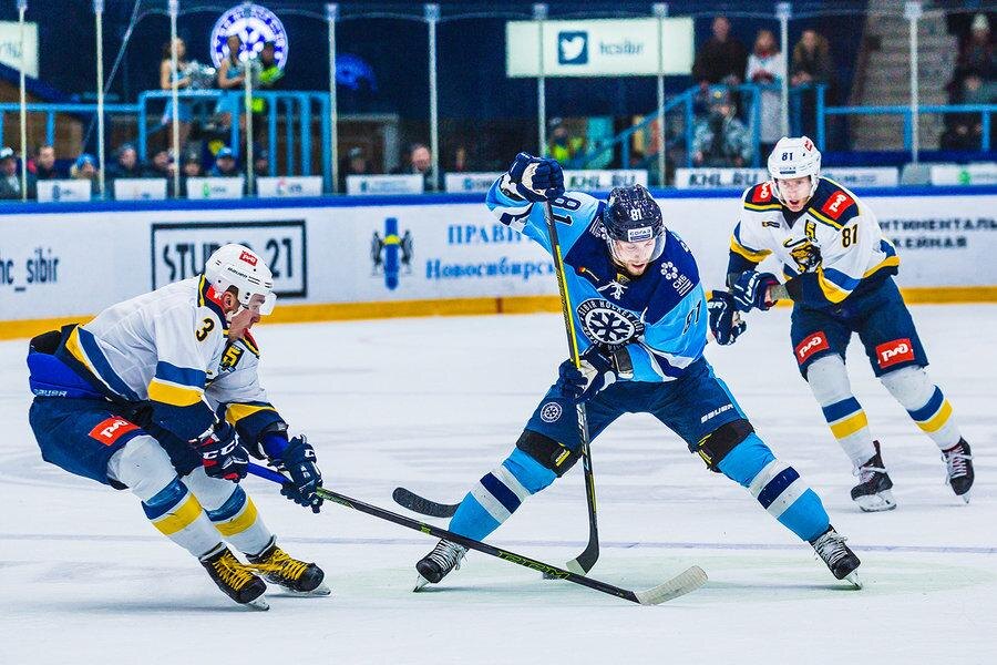 Юкка Пелтола работает над растяжкой при любой удобной возможности. 