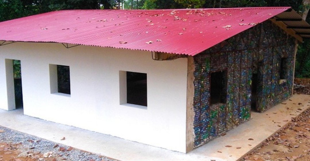 Оштукатуренные стены  дома из пластиковых бутылок 