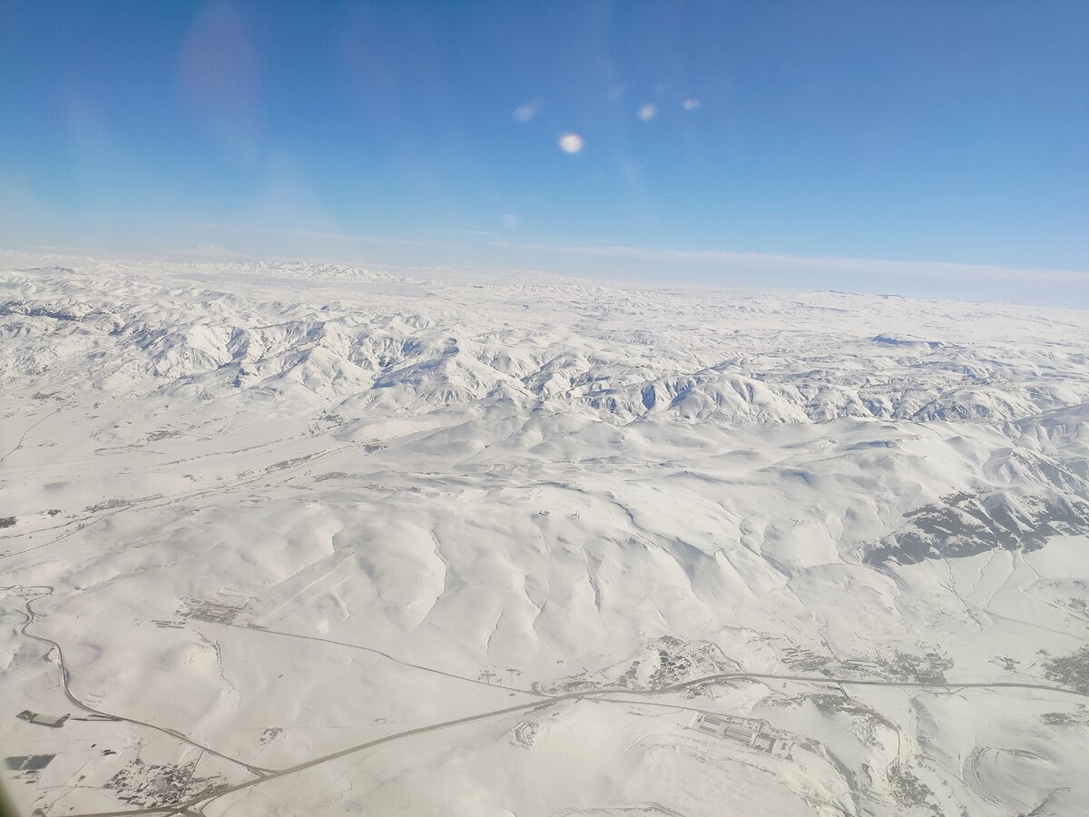 Вид сверху из окна иллюминатора