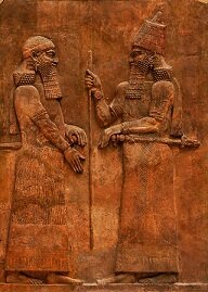 Наследник ассирийского трона Синаххериб (слева) и его отец царь Саргон II (справа с жезлом)