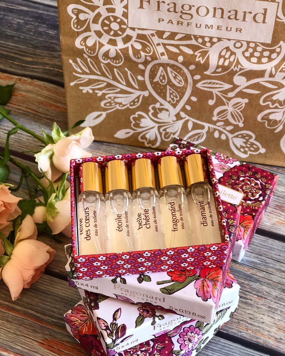 В зависимости от концентрации душистых веществ в составе, ароматы делятся на одеколон, туалетную воду, парфюмерную воду и духи. 