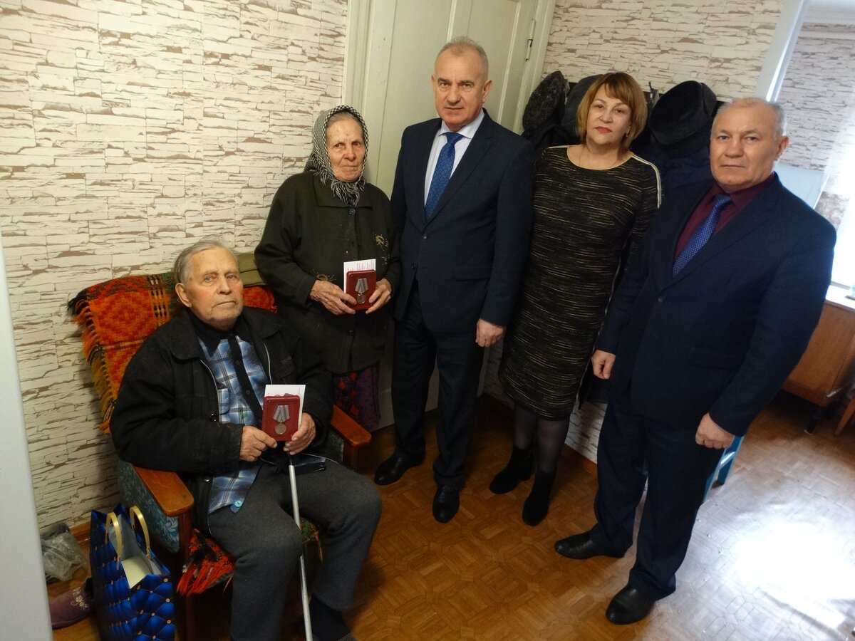 
От имени Президента Российской Федерации Владимира Путина награды ветеранам войны вручил глава Липецкого района Александр Коростелев. Он посетил на дому каждого участника Великой Отечественной войны, которых в нашем районе осталось всего девять. Это Алексей Семенович Мызников из деревни Куйманы, Иван Петрович Проскурин из села Кузьминские Отвержки, Екатерина Николаевна Зимина из Троицкого, Иван Прохорович Филатов из Пружинок, Петр Михайлович Берестнев из Подгорного, Николай Лукьянович Яшин и Иван Николаевич Стуров из Сырского, Александр Владимирович Суровцев из деревни Красное и Сергей Филиппович Чванов из Новодмитриевки. Медаль также вручена труженице тыла Проскуриной Зинаиде Федоровне из Кузьминских Отвержек.
Вручая медаль к юбилею Победы, Александр Андреевич поблагодарил земляков за мужество и отвагу на полях сражений и нелегкий труд в тылу, пожелал крепкого здоровья и долгих лет жизни. Ветераны получили также цветы и подарки.
Вместе с главой муниципалитета ветеранов на дому посетили главы сельских поселений Наталья Владимировна Шалавина, Евгений Николаевич Зотов, Сергей Васильевич Захаров, Николай Иванович Головнев, Олег Васильевич Коротеев, Александр Иванович Коростелев и директор Центра социальной защиты населения Светлана Геннадьевна Белякина. Ветераны от души благодарили за внимание и заботу.
Юбилейные медали к 75-летию Великой Победы получат почти шестьсот ветеранов войны и тружеников тыла нашего района.