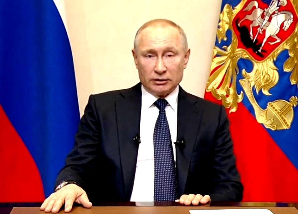 Уважаемые граждане России! Дорогие друзья! 
Обращаюсь к вам по вопросу, который сейчас волнует всех нас.

Мы видим, как остро развивается ситуация с эпидемией коронавируса в мире. Во многих странах продолжает нарастать число заболевших. Под ударом оказалась вся мировая экономика, уже сейчас прогнозируется ее спад.


Благодаря заранее принятым мерам нам в целом удается пока сдерживать и широкое, и стремительное распространение болезни. Но мы с вами должны понимать, что Россия – просто даже в силу своего географического положения – не может отгородиться от угрозы. Рядом с нашими границами находятся государства, уже серьезно пораженные эпидемией, и полностью заблокировать ее проникновение в нашу страну объективно невозможно.

Но то, что мы можем и уже делаем, – так это работать профессионально, организованно и на опережение. И главный приоритет здесь – жизнь и здоровье наших граждан.

К развертыванию системы своевременной медицинской помощи и профилактики подключены все возможности и ресурсы. Хочу особо обратиться к врачам, фельдшерам, медицинским сестрам, сотрудникам больниц, поликлиник, ФАПов, служб скорой помощи, к нашим ученым. Вы сейчас на переднем крае защиты страны. Сердечно благодарю всех вас за самоотверженный труд.

Прошу граждан с предельным вниманием отнестись к рекомендациям врачей и органов власти. От этого сейчас очень многое зависит. Особенно это касается наиболее уязвимых групп населения: людей старшего поколения и тех, кто страдает хроническими заболеваниями. И для них, и для всех граждан сейчас стоит задача максимально снизить риски.

Естественно, возникает вопрос и об организации общероссийского голосования по поправкам в Конституцию, с предварительно определенной датой – 22 апреля. Вы знаете, как серьезно, насколько серьезно я к этому отношусь. И конечно, буду просить вас прийти и высказать свое мнение по этому вопросу – принципиальному, ключевому для нашей страны, для нашего общества.

Однако, как уже говорил ранее, абсолютным приоритетом для нас является здоровье, жизнь и безопасность людей. Поэтому считаю, что голосование необходимо перенести на более позднюю дату.

Оценим, как будет развиваться ситуация и в регионах, и в целом по стране, и только опираясь на профессиональное мнение, рекомендации врачей, специалистов, примем решение о новом дне голосования.

Далее. Сейчас крайне важно предотвратить угрозу быстрого распространения болезни.

Поэтому объявляю следующую неделю нерабочей, с сохранением зарплаты. То есть выходные дни продлятся с субботы 28 марта по воскресенье 5 апреля.