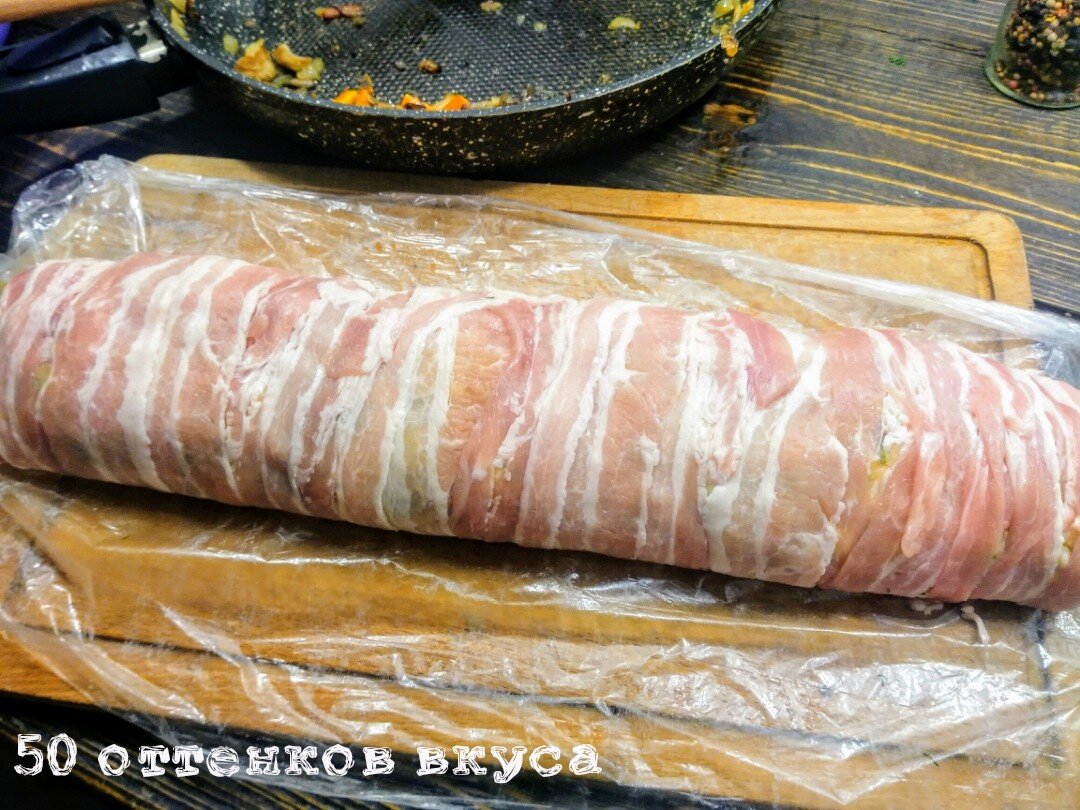 Картофельный рулет в беконе с начинкой из грибов и овощей.