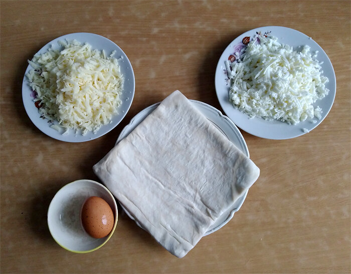 Тесто, два вида сыра, яйцо