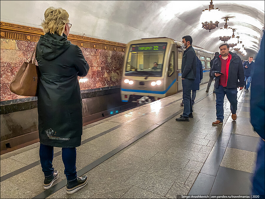 Ситуация в московском метро: люди все больше начинают бояться подходить близко друг к другу