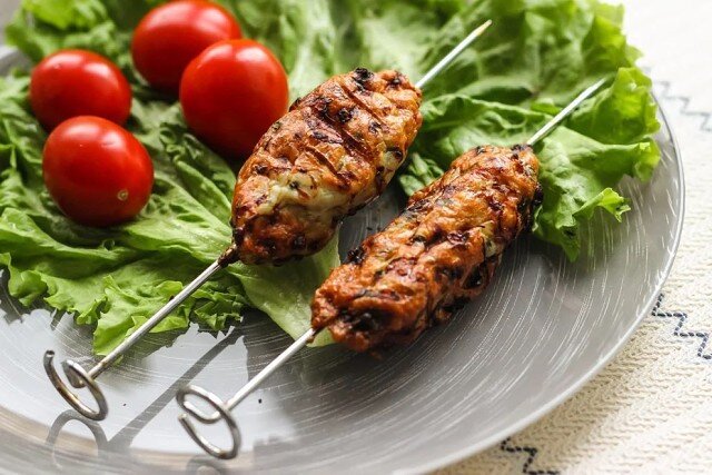 ​​Люля-кебаб диетический из куриного филе с овощами.                                                                           🍳Ингредиенты на 2-3 порции 
Для кебаба:
⚜️куриное филе  1 шт. (примерно 400г)
⚜️репчатый лук – 0.5 шт.
⚜️соль, перец.
Для гарнира:
⚜️помидоры
⚜️баклажан
⚜️болгарский перец
⚜️брокколи

🍳Приготовление

Кебаб готовится из куриного фарша. Поэтому приготовление начнем с него. На свое усмотрение можно мелко порубить куриное филе ножом или же пропустить его через мясорубку.
В фарш добавляется мелкорубленый лук, а также специи и соль. Аккуратненько все перемешивается.
Далее мокрыми руками формируем из фарша небольшие котлетки, насаживаем их на шпажки, и «удлиняем», распределяя фарш так, чтобы получилась продолговатая котлета.
Застилаем противень бумагой для выпечки или фольгой, отправляем на него шпажки с мясом, а также нарезанные овощи. Добавляем буквально капельку подсолнечного масла. И ставим в духовку на 30 минут, температуру выставляем 200С.
Посматриваем на люля и овощи каждые 10 минут, овощи можно снять раньше, а куриное мясо при необходимости перевернуть. Если у вас есть сковородка-гриль, тогда можете приготовить кебаб из куры и овощи на ней.
Пока запекается мясо, поставьте на огонь кастрюльку с подсоленной водой, отварите в ней брокколи, затем воду слейте.
Готовый кебаб из куриного филе подается вместе с овощами, можно также добавить зелень.

Приятного аппетита)                   