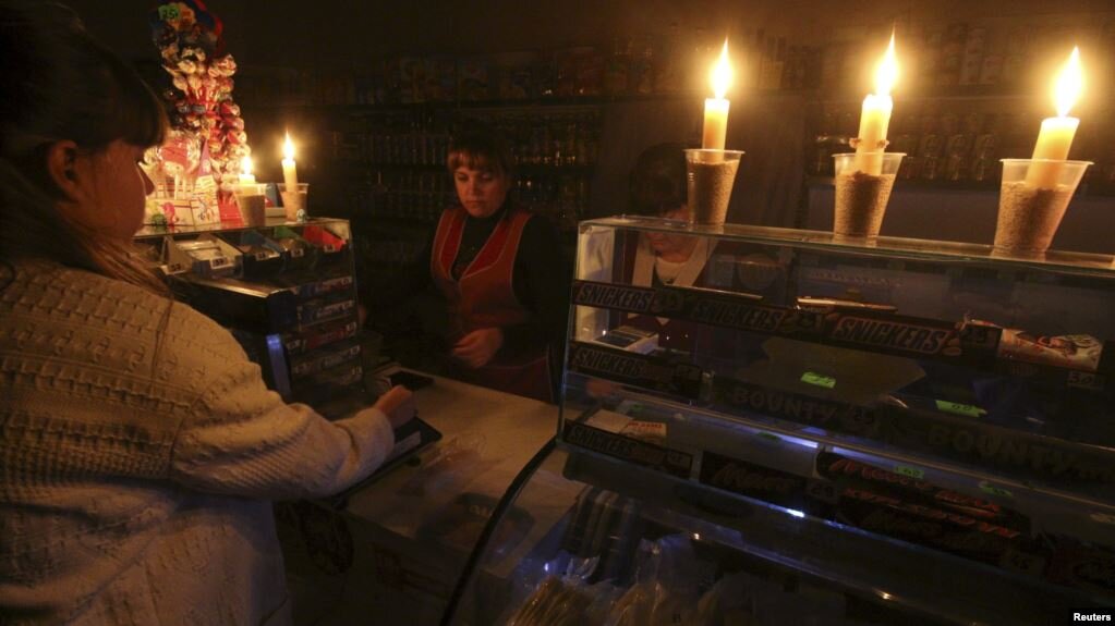 Обслуживание покупателей при свечах, фото из интернета