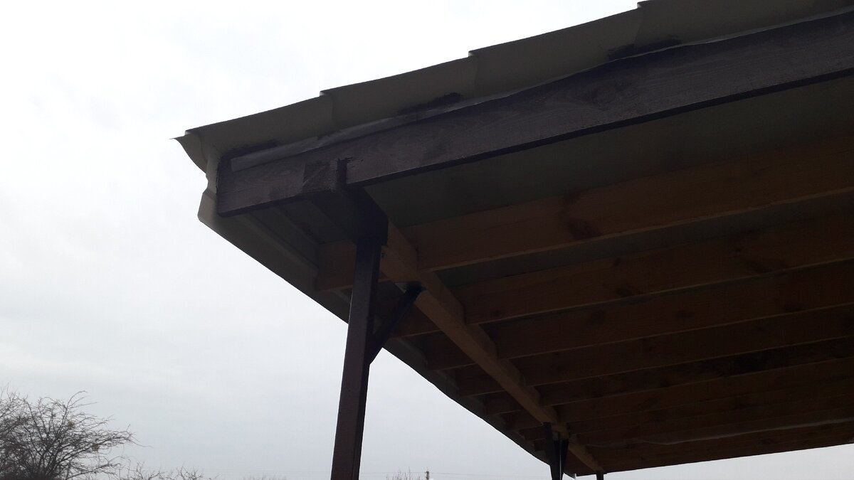 Готовый навес на даче