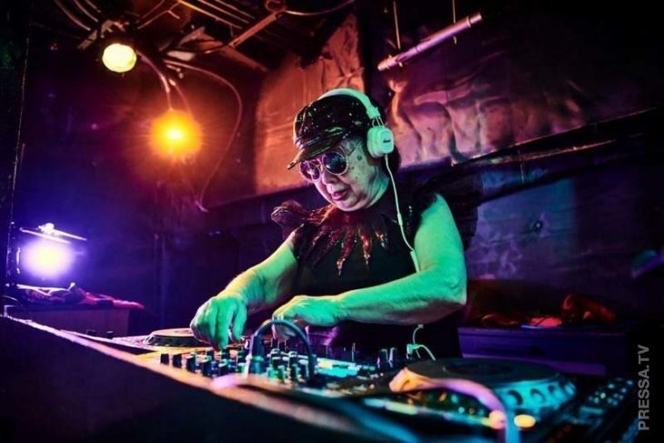 Самый старый диджей

83-летняя японка Сумико «Сумирок» Ивамура является самым старым диджеем на планете
