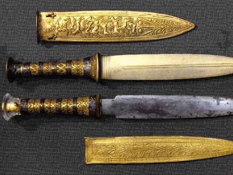 Золотой нож и нож из метеорита.