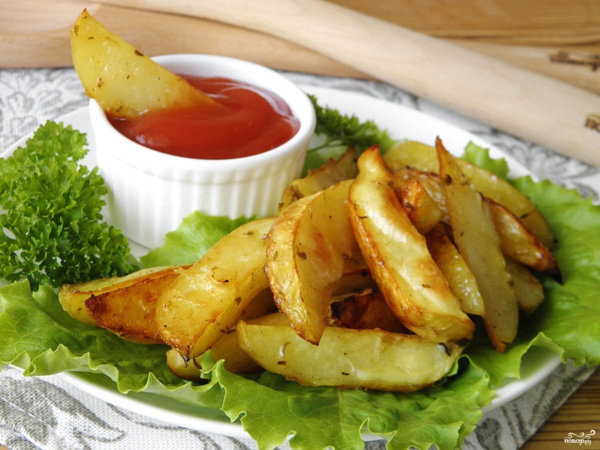 Картошка по-деревенски будет прекрасным гарниром к мясу, рыбе и различным бургерам. Кроме того, картофель, запеченный в духовке, намного полезнее жареного картофеля и, тем более, картофеля фри. 
Процесс приготовления картошки по-деревенски занимает менее часа и большую часть этого времени она просто жарится в духовке, пока вы будете заниматься своими любимыми делами.
Самый главный плюс картошки по деревенски - это то, что ее не нужно чистить, а это очень большая экономия времени.
