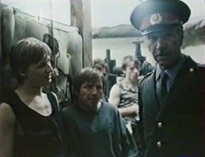 Участковый навещает своих буйных подопечных люберов в их естественной  среде обитания - какчалке в подвале 