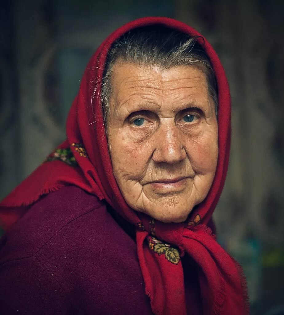 Бабушка какое лицо. Старушка в платке. Бабушка в платке. Лицо бабушки. Бабушка в платке портрет.
