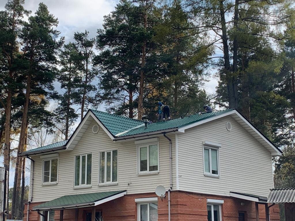 Замена мягкой кровли на металлочерепицу со всеми элементами