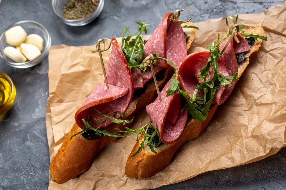 Брускетта с сервелатом и паштетом из маслин