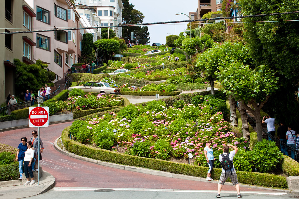 Ломбард-стрит (Lombard Street) в Сан-Франциско, Калифорния, США