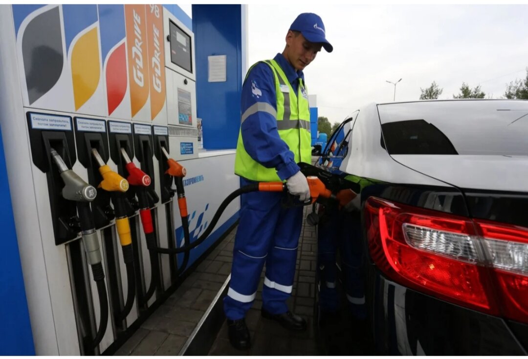 У каждого человека и у водителей возникал вопрос, можно ли заправлять автомобиль с включенным движком или нет. Многие залезали на поисковые системы и искали ответ на свой вопрос. На форумах люди в основном делятся на 3 типа. Первые говорят о том, что автомобиль лучше глушить из безопасности, нежели из-за других факторов. Второй тип говорит, что при каждом запуске автомобиля тратиться больше бензина, чем просто можно не глушить на заправке. Третий тип говорит, что при каждой такой заправке увеличивается износ многих комплектующих. А кому верить остается решать только вам. Сейчас расскажу почему не надо глушить автомобиль при заправке.