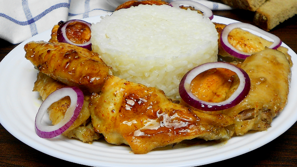 Предлагаю сегодня запечь куриные крылышки в духовке.Вроде бы ничего особенного,но вся изюминка в маринаде.Именно благодаря маринаду мясо приобретает особенный вкус.