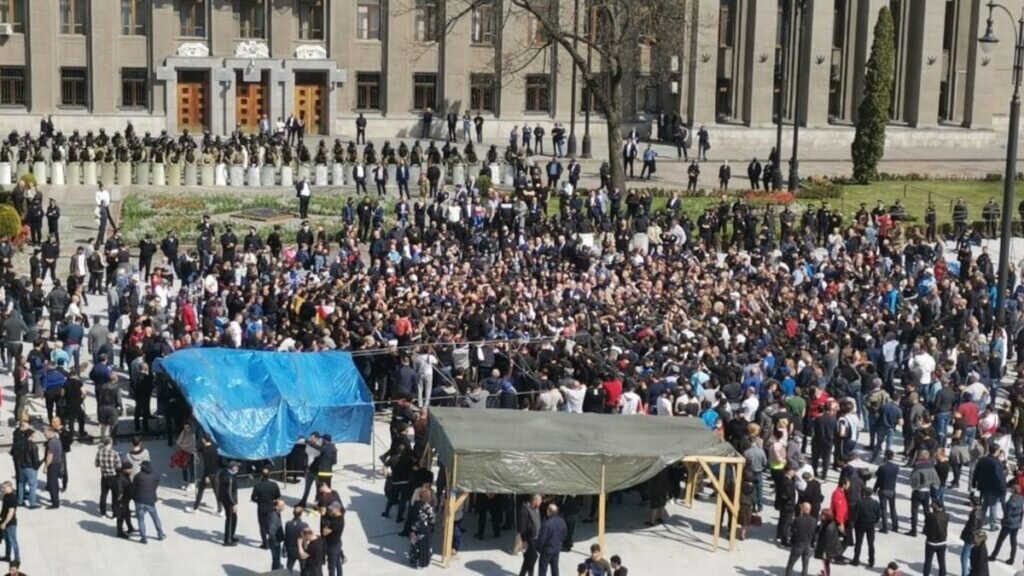 «На фото видно как люди выходят на митинг против самоизоляции»